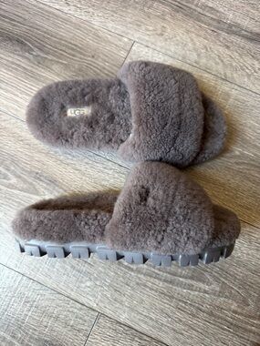 UGG Fluff slides